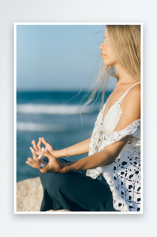 海边冥想女性照片-众图网