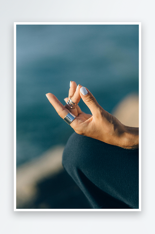 海边冥想手部特写-众图网