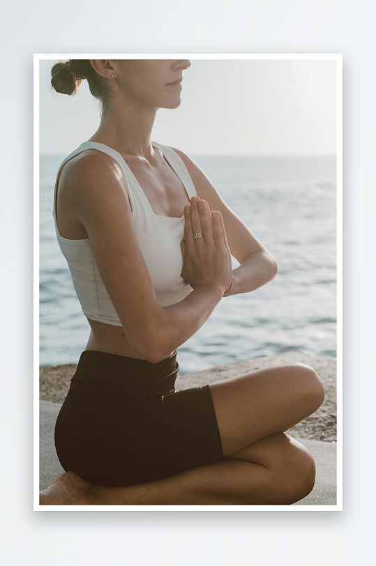 海边女子冥想瑜伽-众图网