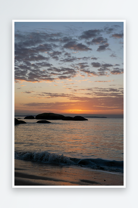 海边日落云彩映照沙滩-众图网