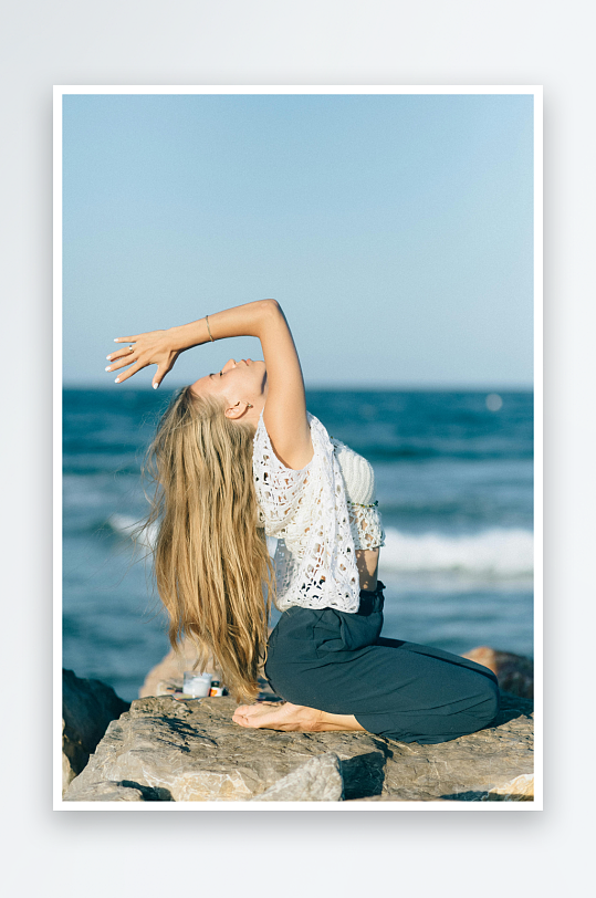 海边岩石上瑜伽女子伸展-众图网