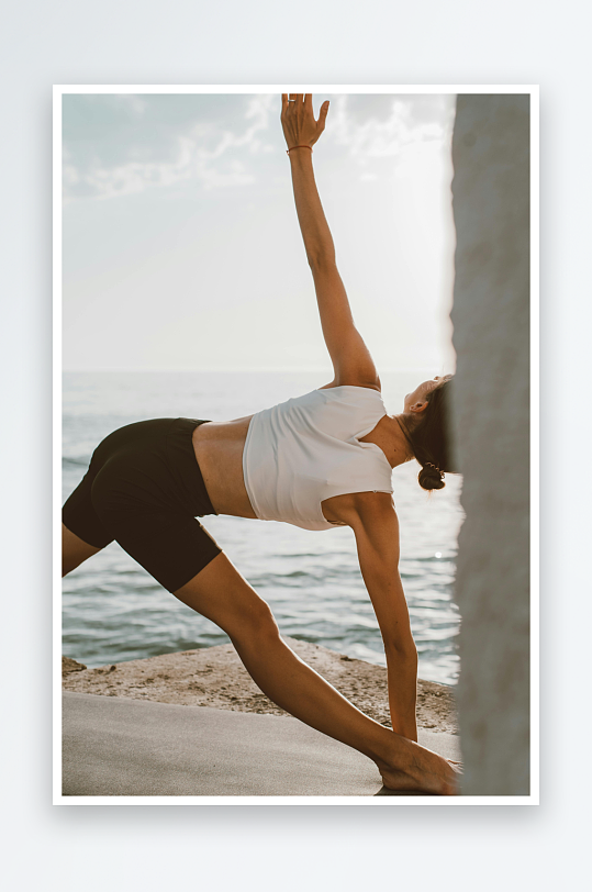 海边瑜伽女子优雅姿态-众图网