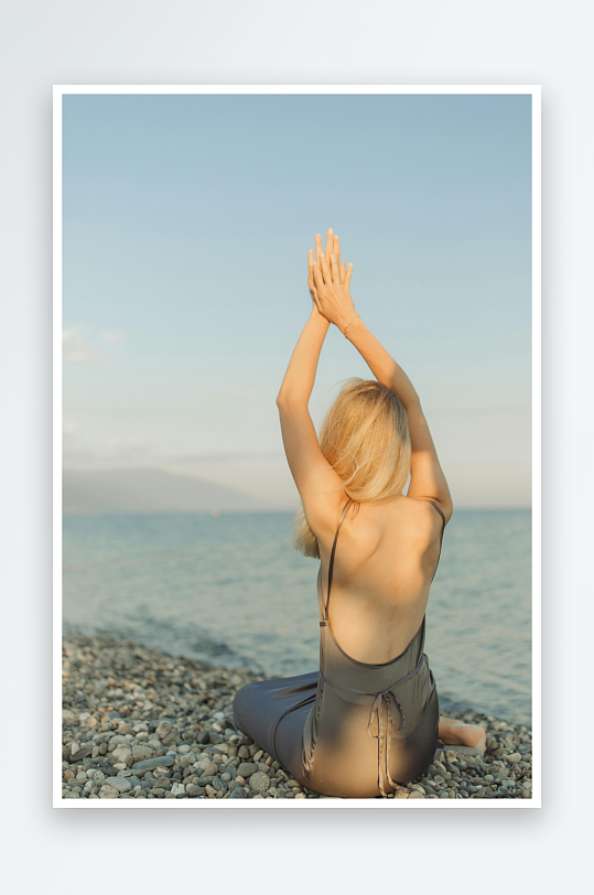 海边瑜伽静修照片-众图网