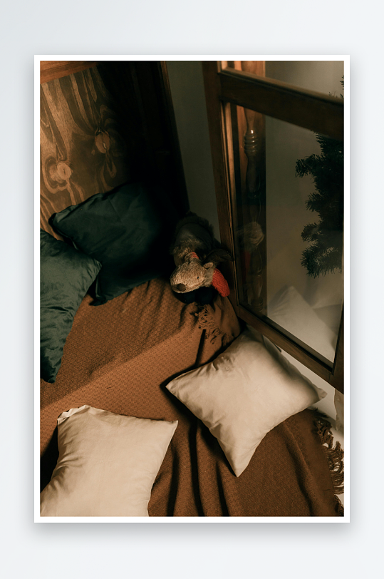 温暖床铺上的毛绒玩具与靠枕-众图网