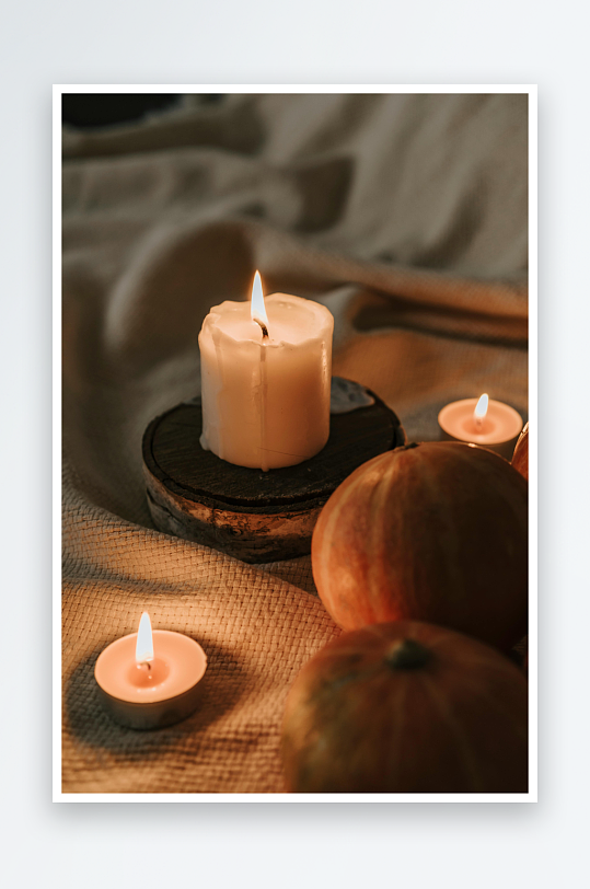 温暖烛光与南瓜静物-众图网