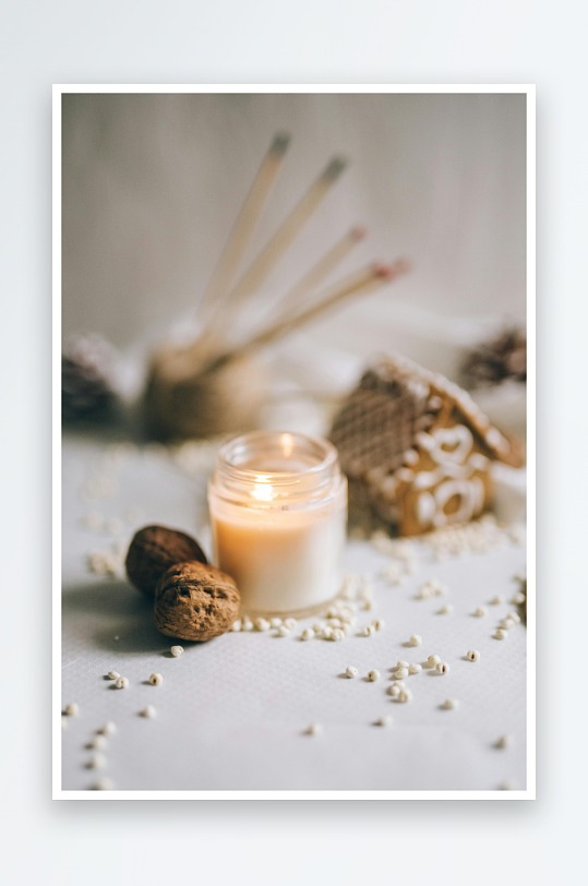 温暖烛光与坚果摆拍-众图网