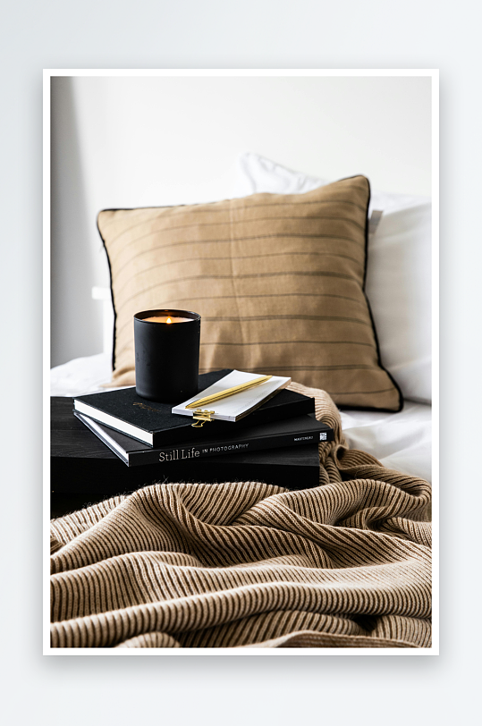温馨卧室一角静物摆拍-众图网