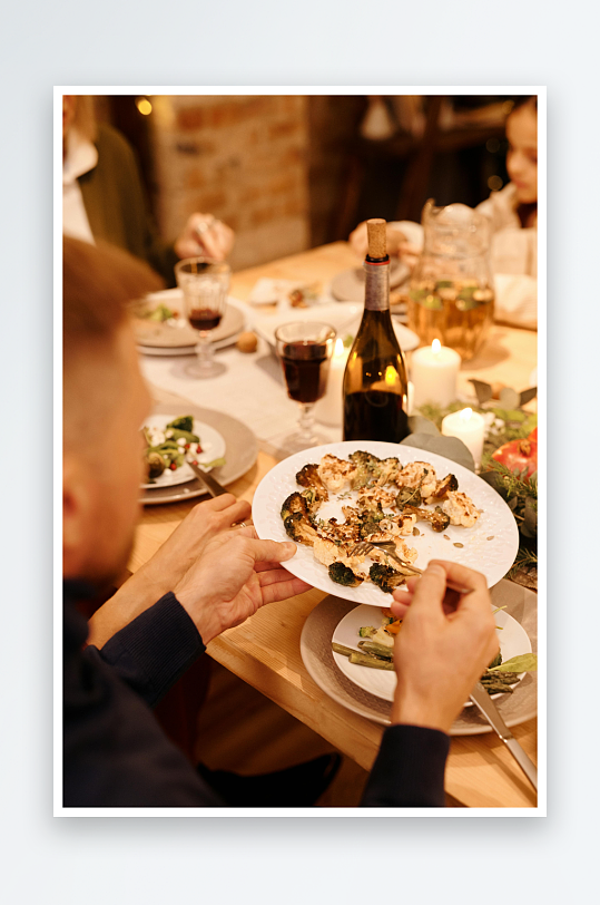 温馨家庭聚餐共享美食-众图网