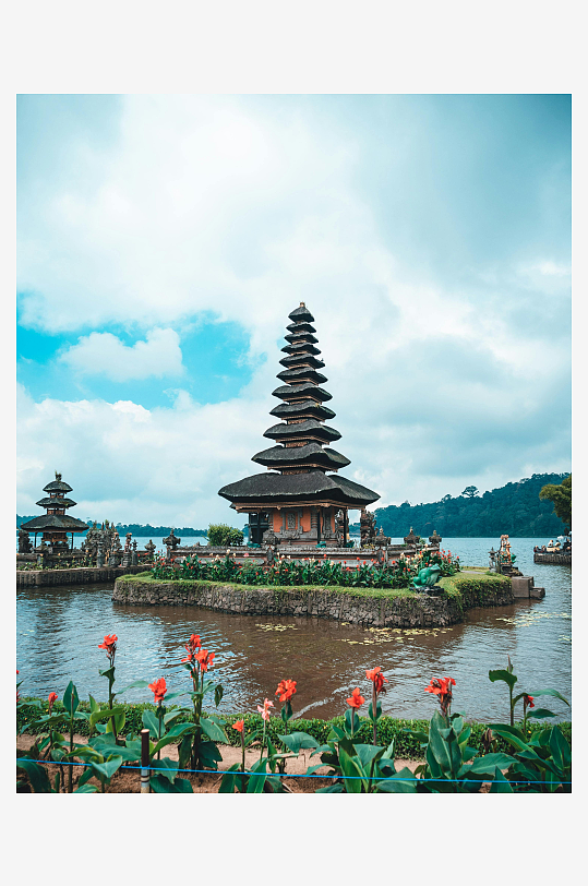 湖中寺庙与红花美景-众图网