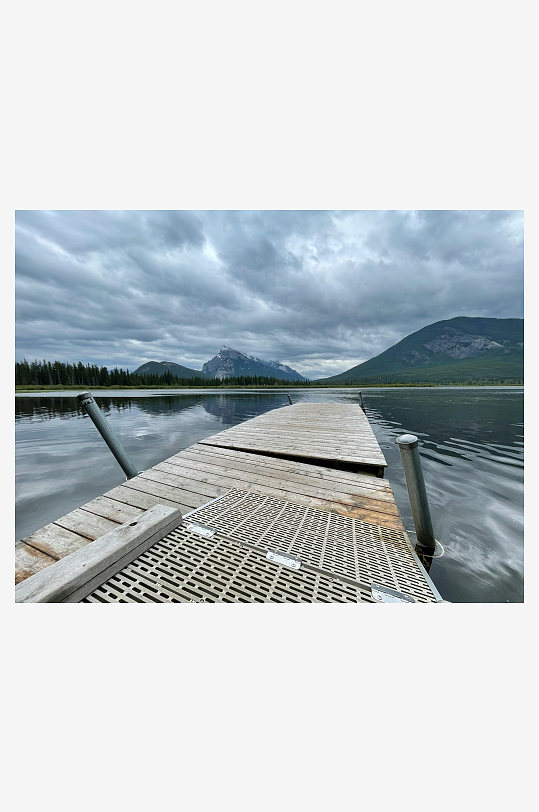 湖畔木栈道远眺雪山-众图网