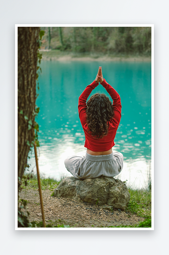 湖畔红衣女子冥想-众图网