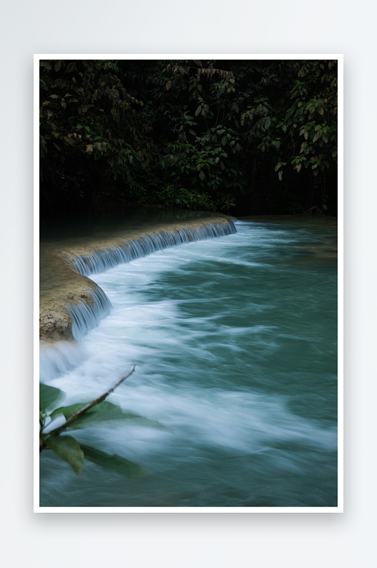 溪流瀑布林间流淌自然美景-众图网