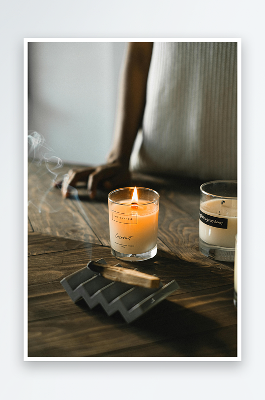 点燃的香薰蜡烛与木质桌面-众图网
