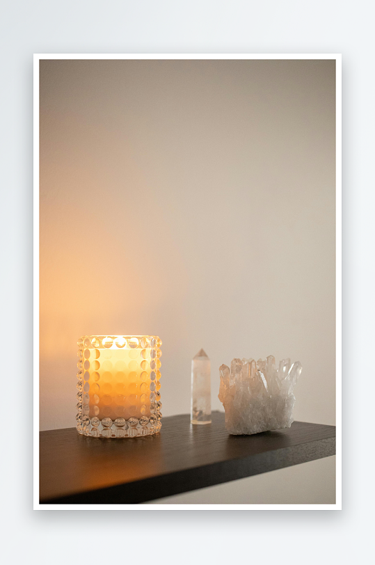 烛光与水晶静物摆设-众图网