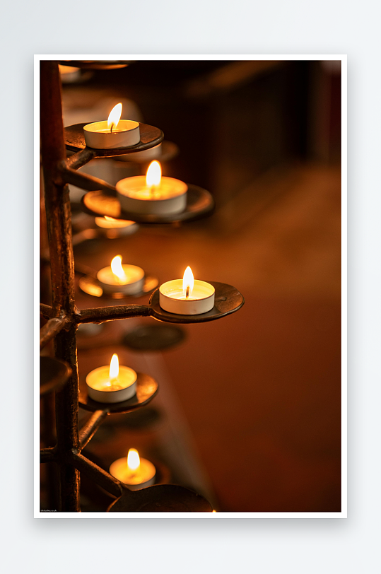 烛光摇曳的温馨场景-众图网