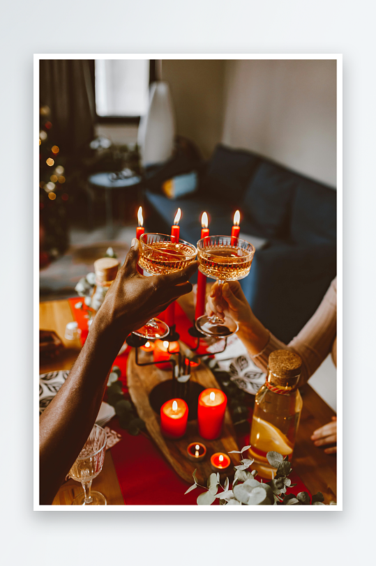 烛光晚餐情侣碰杯-众图网