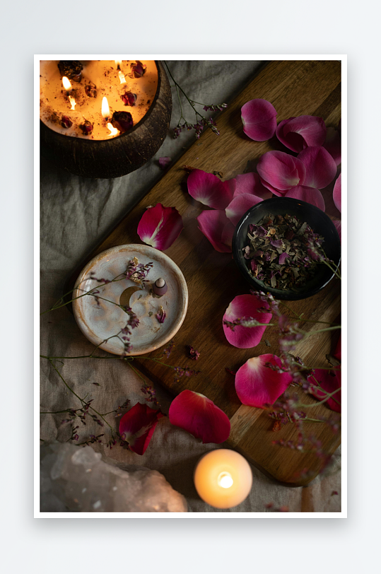 烛光玫瑰花瓣静物摆拍-众图网