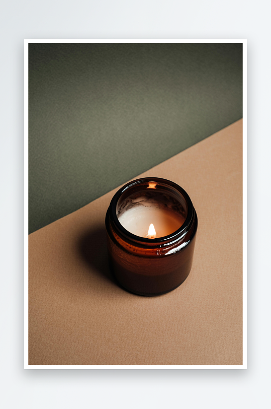 燃烧的蜡烛静置于双色背景之上-众图网