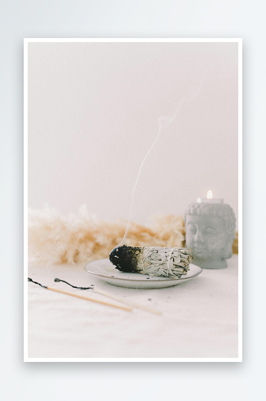 燃烧的香草与佛像静物-众图网