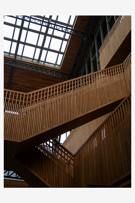 现代建筑木质楼梯与天窗-众图网