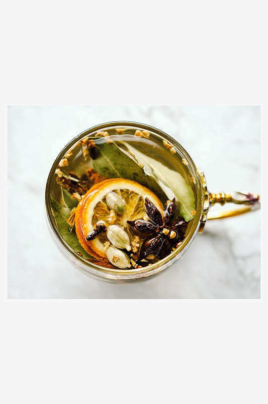 玻璃杯中香料水果茶-众图网