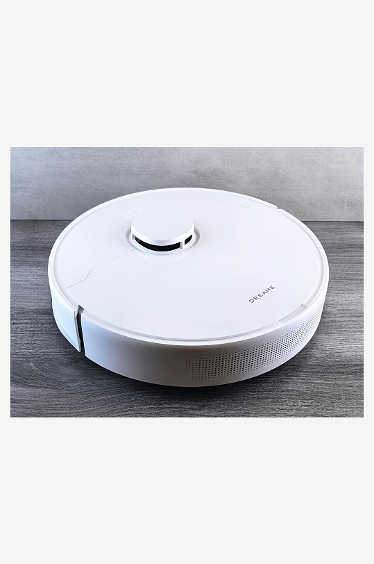 白色扫地机器人静置于木质桌面-众图网