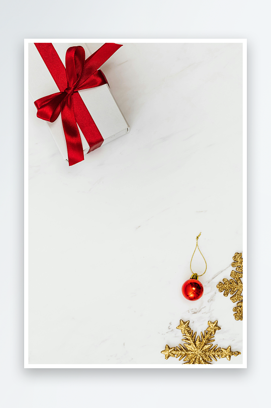 白色礼盒与圣诞装饰品-众图网