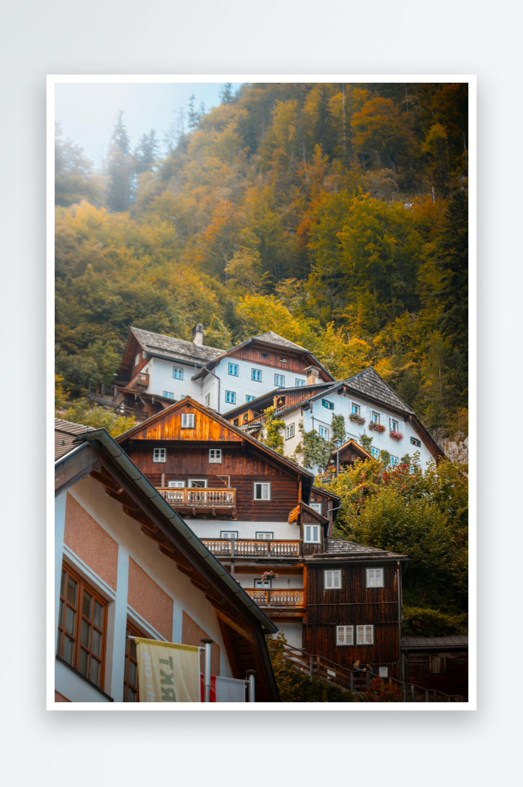 秋日山间木屋群落素材