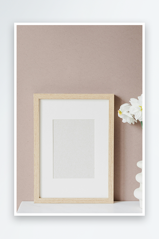 简约木质画框与白色花朵-众图网