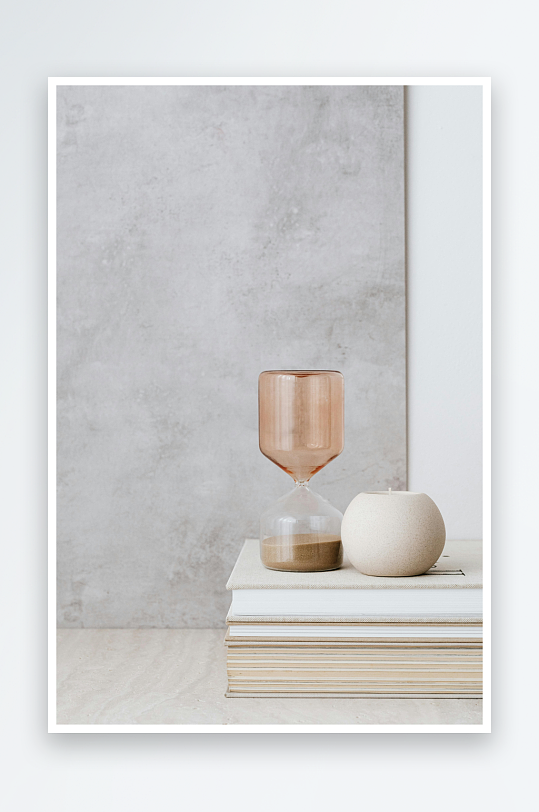 简约静物沙漏与蜡烛-众图网