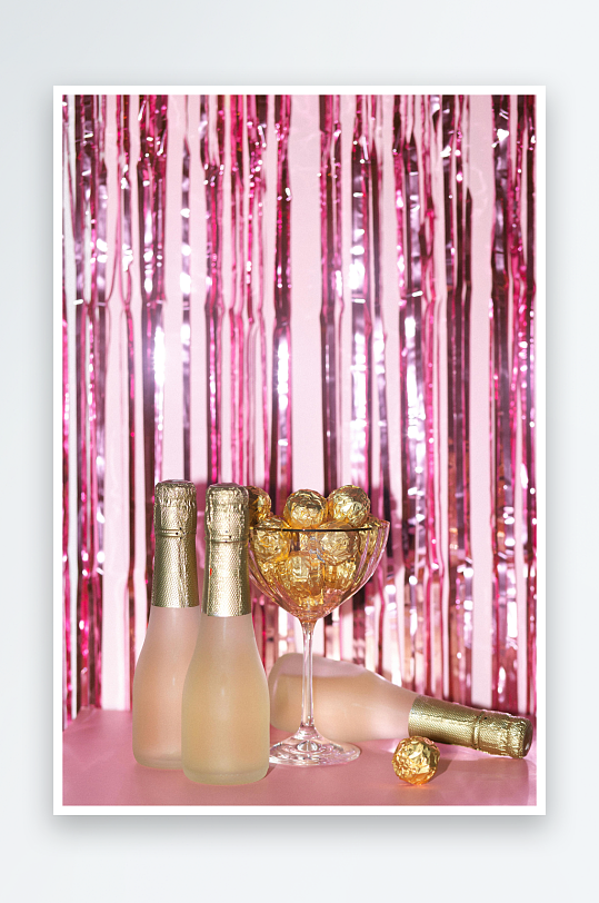 粉色背景下的香槟与巧克力-众图网