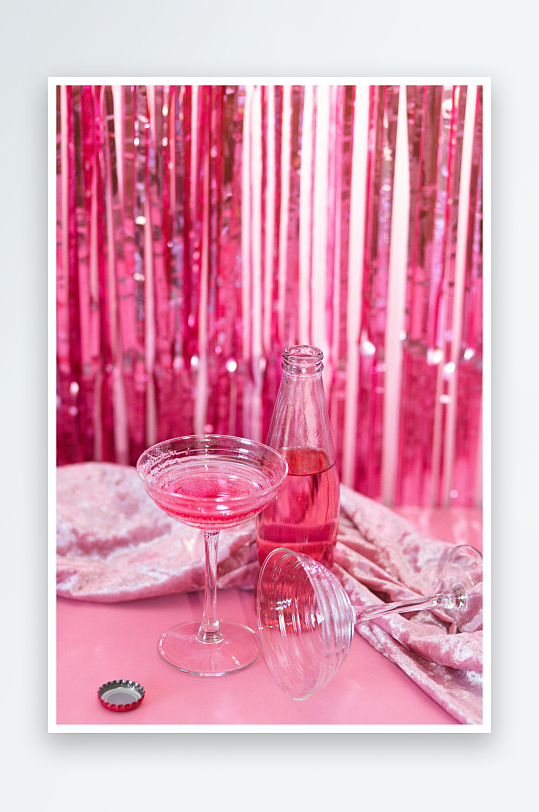 粉色背景下的鸡尾酒与装饰-众图网