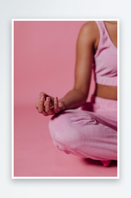 粉色背景中的人体瑜伽冥想-众图网
