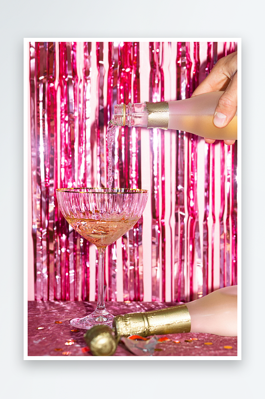 粉色背景香槟倒入高脚杯-众图网