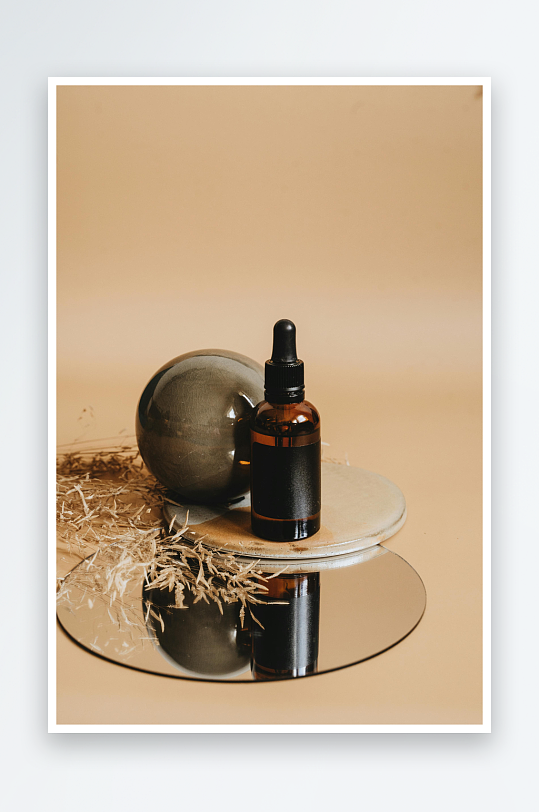精油瓶与装饰球静物摆拍-众图网