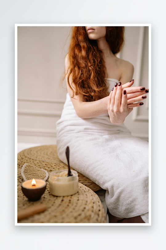 红发女子涂抹护手霜-众图网