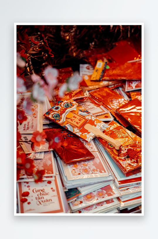 红色喜庆红包与贺卡堆叠展示-众图网