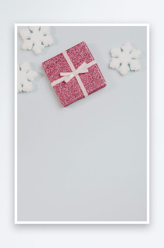 红色礼盒配白色雪花装饰-众图网