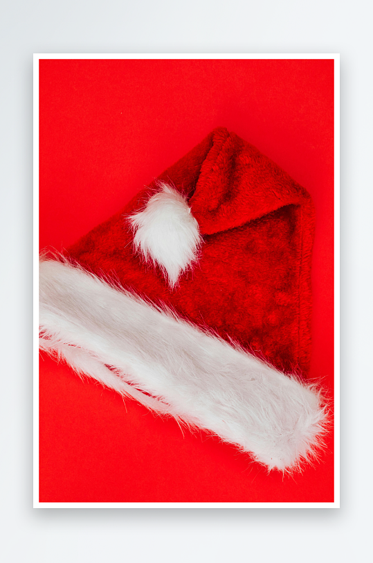 红色背景上的圣诞帽特写-众图网