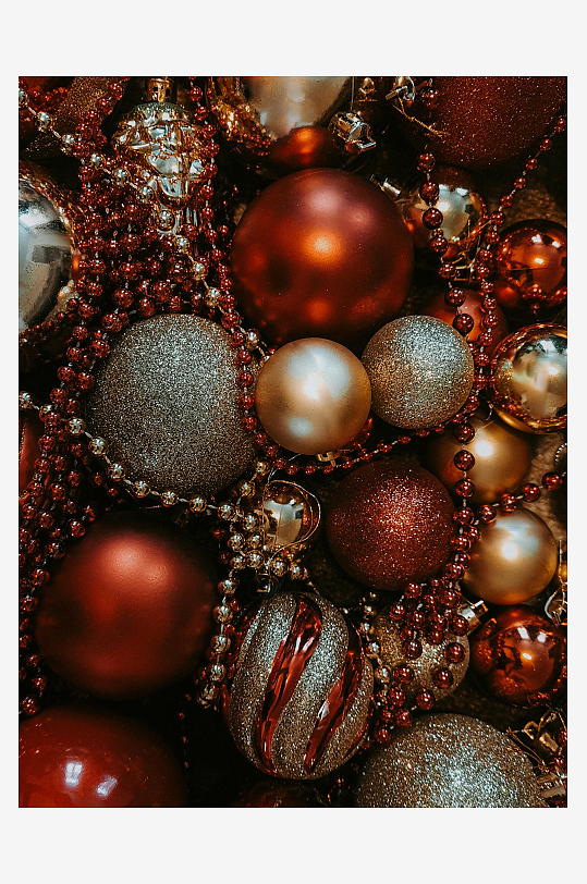 红色金色圣诞装饰球特写-众图网