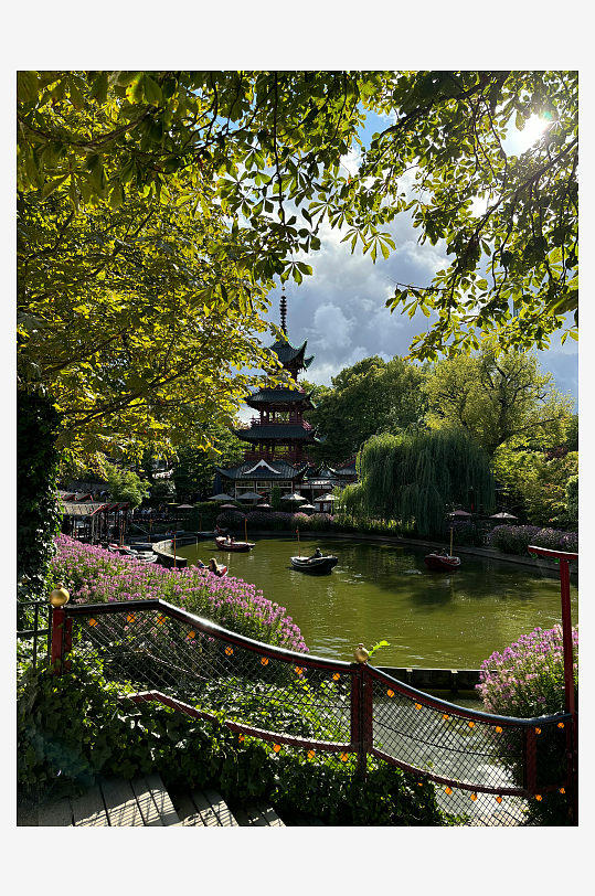 绿树掩映下的古典水景亭台-众图网