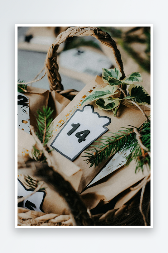 编织篮内包裹与绿植装饰-众图网