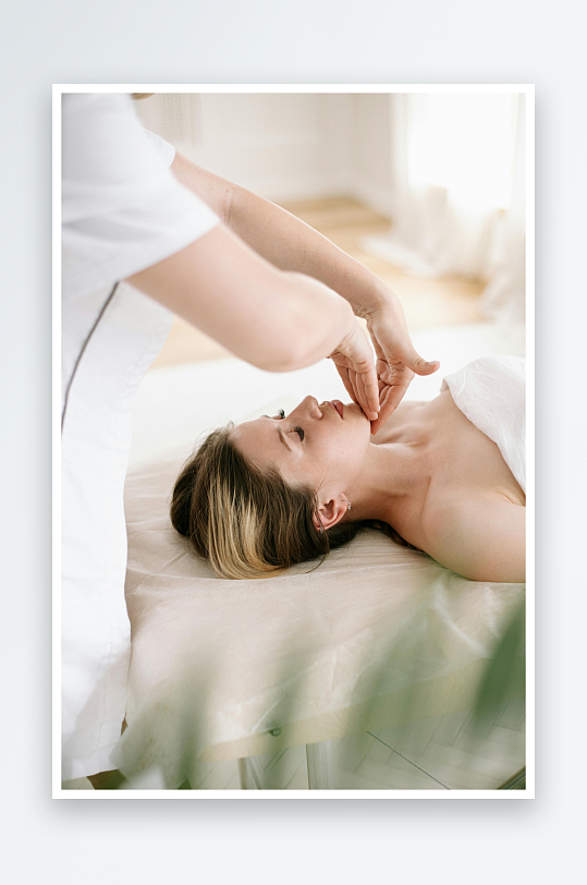 美容院理疗师为顾客进行面部按摩-众图网