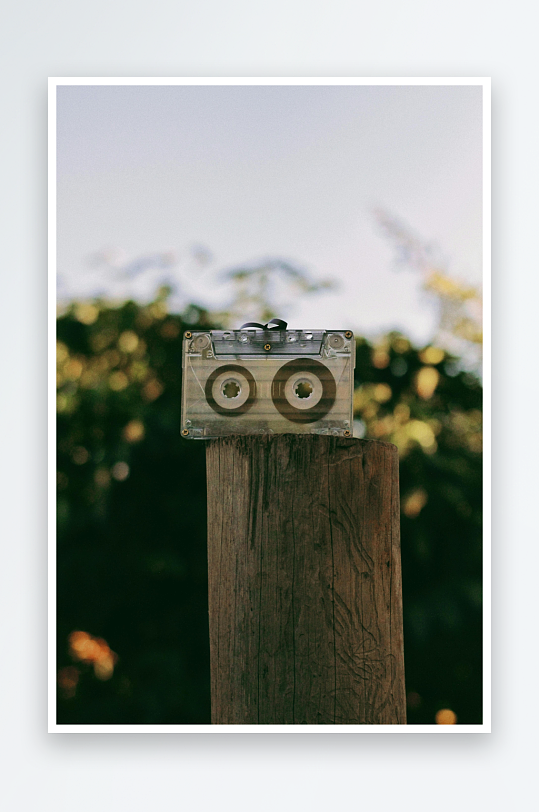 老式磁带置于木桩上-众图网