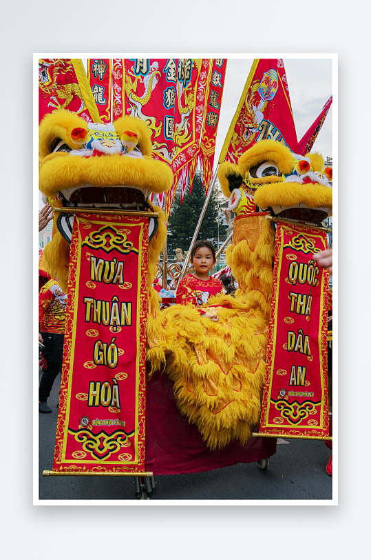 舞狮表演中的小女孩-众图网