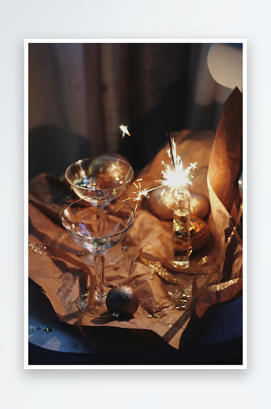 节日氛围下的香槟与烟花-众图网