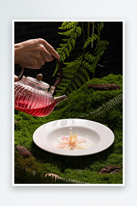 茶壶倾注液体于花形食物-众图网