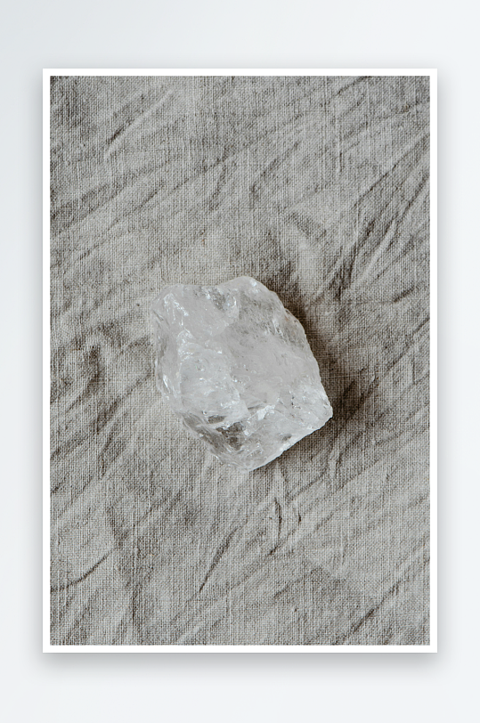 透明晶体静置于纹理布面-众图网