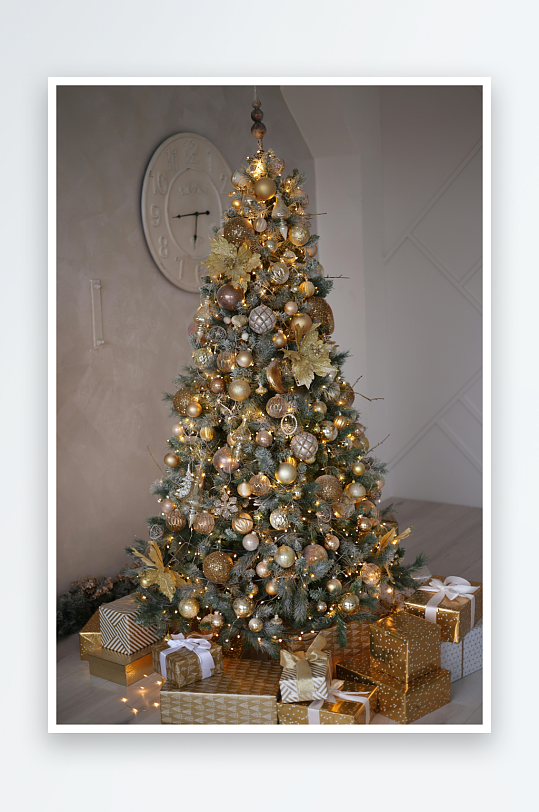 金色圣诞树与礼物盒装饰-众图网