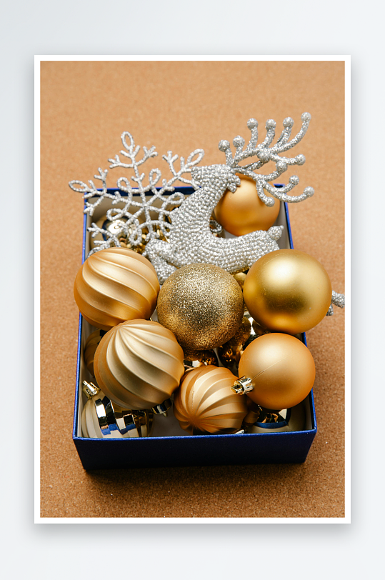 金色圣诞装饰盒照片-众图网